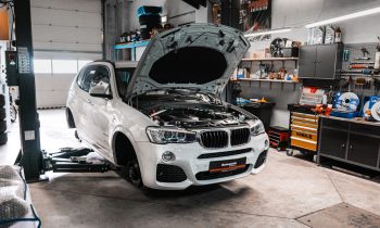 BMW automobil bílé barvy během servisní prohlídky